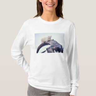 Eisbär auf einem Oberkieferknochen eines Grönlandw T-Shirt