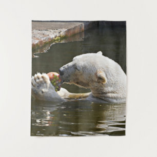 Eisbär beim Verzehr von Früchten Wandteppich