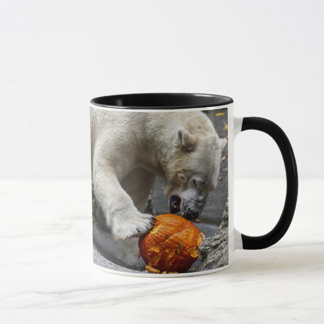 Eisbär, der einen Kürbis isst Tasse (Rechts)