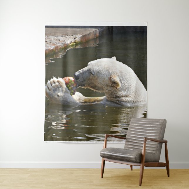 Eisbär isst Obst im Wasser Wandteppich (Beispiel)