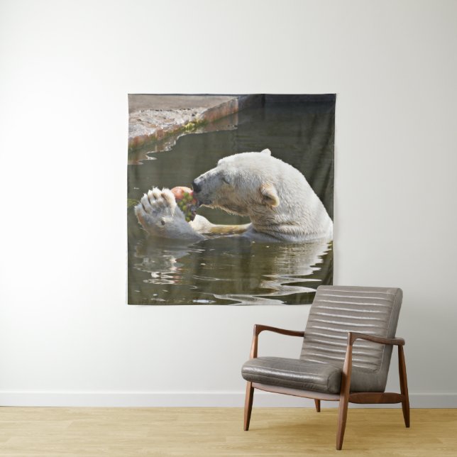 Eisbär isst Obst im Wasser Wandteppich (Beispiel)