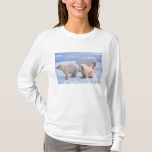 Eisbär-Mutter mit Jungen auf dem Packeis der Küste T-Shirt