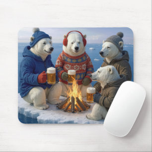 Eisbär trinkt um ein Lagerfeuer herum  Mousepad