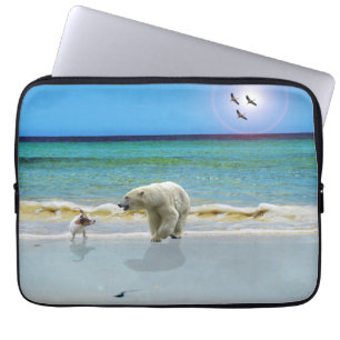 Eisbär und Jack Russel am Strand, Laptopschutzhülle