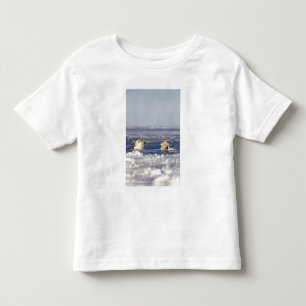Eisbärenjunge beim Spielen Kleinkind T-shirt