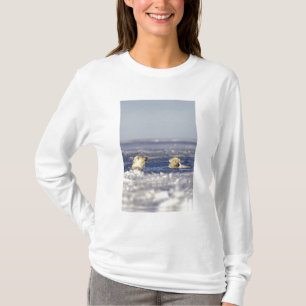 Eisbärenjunge spielen T-Shirt