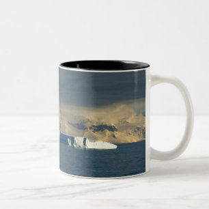 Eisberg am Anfang der Drake-Passage direkt Zweifarbige Tasse