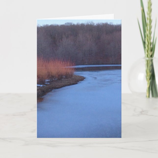 Eisblauer Teich und rote Bushs - Feiertagskarte (Vorderseite)