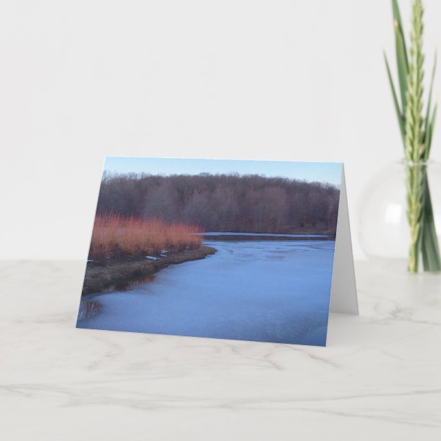 Eisblauer Teich und rote Bushs - Feiertagskarte (Vorderseite)