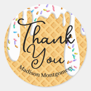 Eiscreme-Kone mit Vanilla-Zuckerguss und Sprinklen Runder Aufkleber