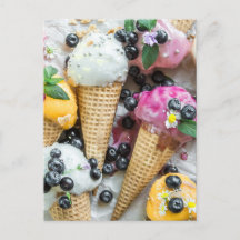 Eiscreme mit Blaubeeren und Blume
