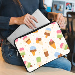 Eiscrememuster, Eiscreme-Kone, Eisvogel Laptopschutzhülle<br><div class="desc">Niedlich,  lustig und bezaubernd mit Eis und Sprinklen. Modernes und trendiges Geschenk,  perfekt für den Eisfreund in Ihrem Leben.</div>