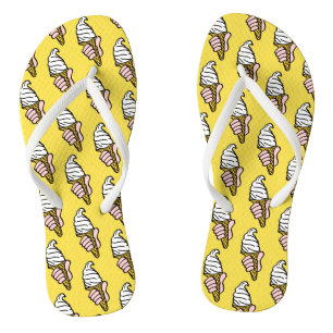 Eiscremes auf einem Paar Flip Flops