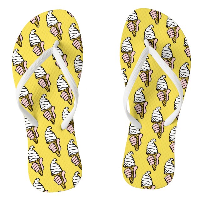 Eiscremes auf einem Paar Flip Flops (Fußbett)