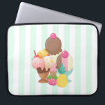 Eiscremesuppen mit Sprinklen Laptopschutzhülle<br><div class="desc">Laptop-Ärmel illustriert mit zeichn eines 3-Scoop-Eissonden mit bunten Sprinklen. Eine Eistüte mit Schokolade,  Erdbeere und Vanille. Eine Schüssel mit neopolitischem Eis und einer Kirsche auf der Oberseite. Erdbeeren und Ananas stehen neben den Schalen. Summerisch und süß. Ein Muster aus Pfefferminzgrün und Weiß im Hintergrund.</div>