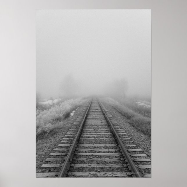 Eisenbahngleise verblassen in den Nebel des Morgen Poster (Vorne)