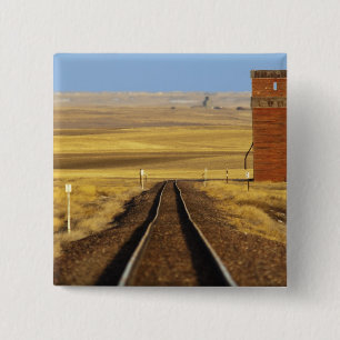 Eisenbahnschienen führen zu altem Getreidespeicher Button
