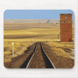 Eisenbahnschienen führen zum alten Getreidespeiche Mousepad