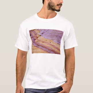 Eisenoxide färben eine Sandsteinformation T-Shirt