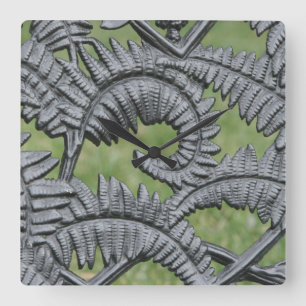 Eisenzunge aus Rohstahl Quadratische Wanduhr