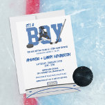 Eishockey-Baby-Dusche Einladung<br><div class="desc">Diese Babydusche mit Eishockey-Thema ist der perfekte Weg,  um die Ankunft eines kleinen Jungen zu feiern! Die Einladung enthält ein spielerisches Design mit Hockeygrafik. Diese Einladung ist sicher ein Hit für alle hockeyliebenden Eltern,  die es werden wollen. Sie ist eine lustige und einzigartige Art,  Gäste in die Babydusche einzuladen.</div>