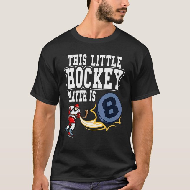 Eishockey Dieser kleine Hockey-Spieler ist 8 Hocke T-Shirt (Vorderseite)