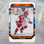 Eishockey-Spieler behalten Coole Orange Custom Magnet<br><div class="desc">Mit unserem Eishockey Orange Dark Blue White Trading Card Magnet machen Sie eine spannende Reise in die Zukunft des Eishockys! Dieses neueste Design zeigt einen jungen Hockeyspieler in dynamischer Action vor einem schlichten, weißen Hintergrund, der durch lebhafte orange und dunkelblaue Streifen betont wird. Dieser Magnet ist perfekt für Kinder, die...</div>