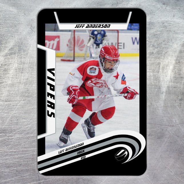 Eishockey-Spieler behalten lebendig auf Silberschw Magnet (Ice Hockey: Sleek silver jersey magnet with customizable player image, logo, and number.)