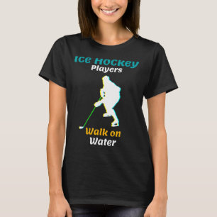 Eishockey-Spieler laufen cool auf Wasser T-Shirt