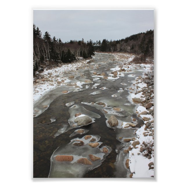 Eisiger Abdruck im Fluss Fotodruck (Vorne)