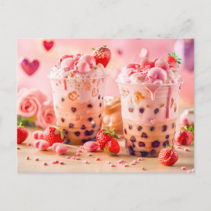 Eiskaffee mit Erdbeeren und Erdbeereis Feiertagspostkarte