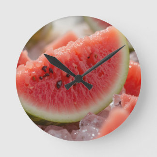 Eiskalte Sommer-Vibes Runde Wanduhr