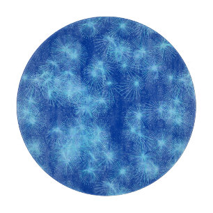 Eiskristall-Sternenexplosionen, blauer Hintergrund Schneidebrett