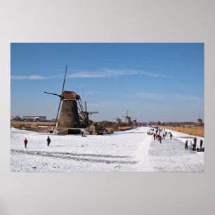 Eislaufen entlang der Windmühlen im Winter Poster