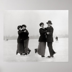 Eislaufpaare, 1915. Antikes Winterfoto Poster