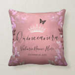 Eisrosa Extravagante Rose Quinceanera Pink Throw K Kissen<br><div class="desc">Elegantes und trendiges Design mit extravaganter Schrift-Typografie. Alle Texte sind individuell einstellbar und lassen sich für Ihr eigenes Party leicht ändern. Grosses elegantes Quinceañera Design. Erhältlich in verschiedenen Farben. Eis pink verblasste Overlay Rose Design mit winzigen Schmetterling. Texturierter Hintergrund. Behalt den Stil oder arrangiere das Erstellen Deines eigenen! 15. Geburtstagsparty...</div>