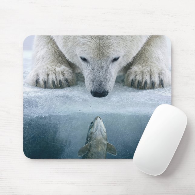 Eisstandoff zwischen Eisbär und Fisch  Mousepad (Mit Mouse)