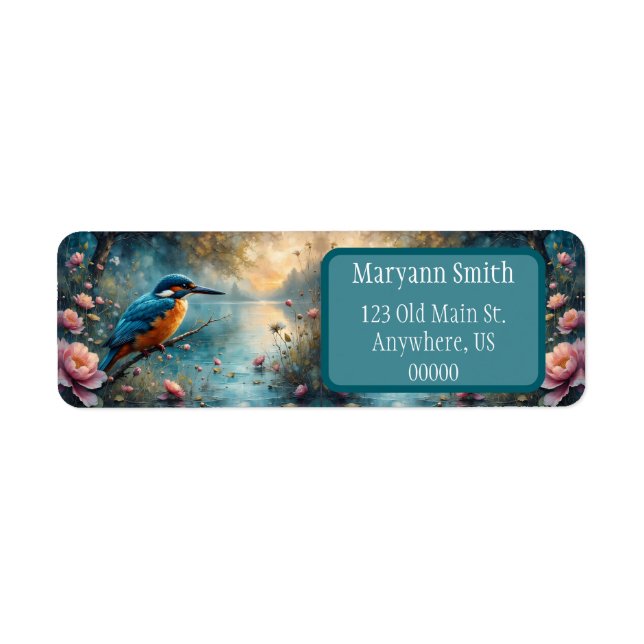 Eisvogel über Wasser mit rosa Blumen thronend (Vorne)