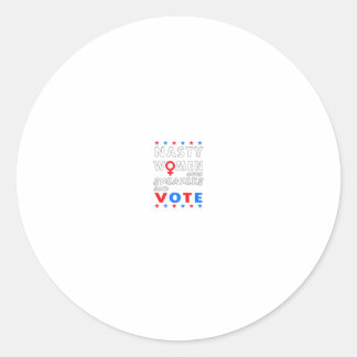 Eklige Frauen tragen Sneakers und wählen Feministi Runder Aufkleber