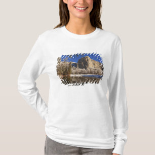 El Capitan spiegelt sich im Merced River in T-Shirt