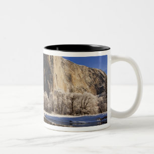 El Capitan spiegelt sich im Merced River in Zweifarbige Tasse