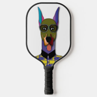 El Pinscher macht Country Club Pickleball Schläger