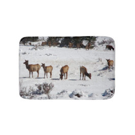 Elch im Schneebad Badematte