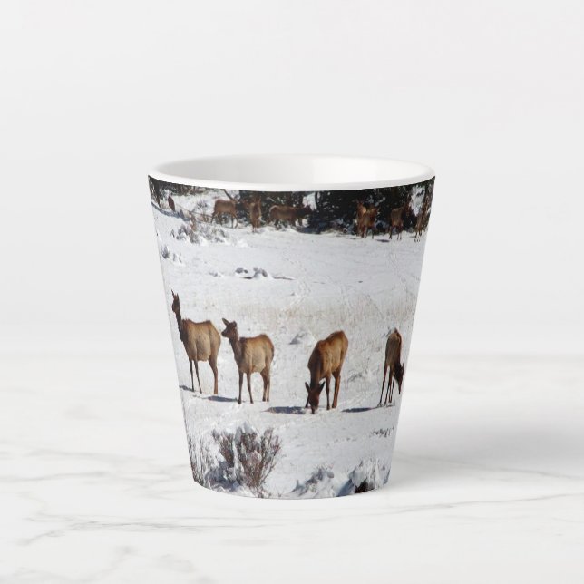 Elch in Snow latte Tasse (Vorderseite)
