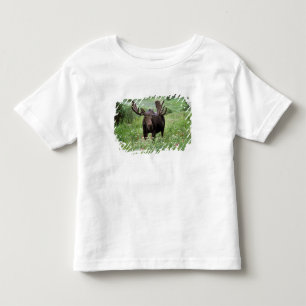 Elchbulle (Alces alces) in Wildblumen, Kleinkind T-shirt
