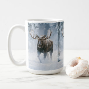 Elchbulle beim Durchqueren von borealem Schnee Kaffeetasse