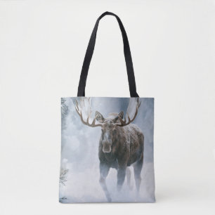 Elchbulle durchquert borealen Schnee