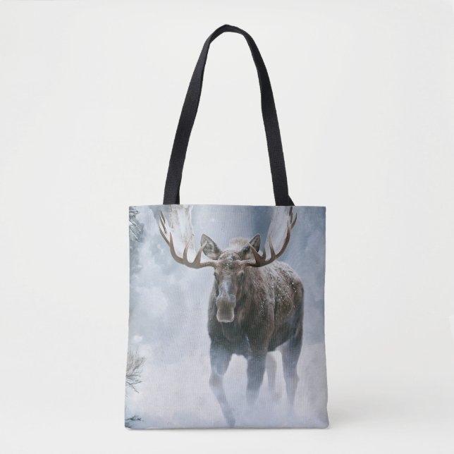 Elchbulle durchquert borealen Schnee (Vorderseite)