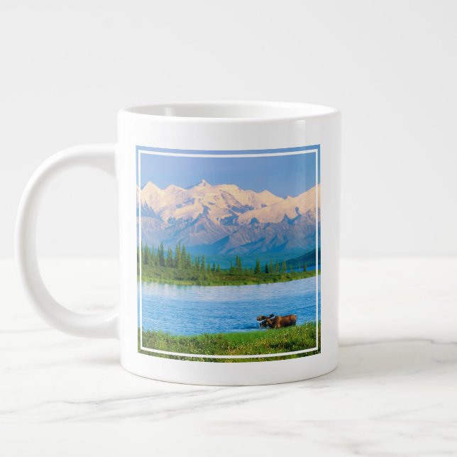 Elchbulle im Wonder Lake Jumbo-Tasse (Links)