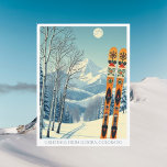 Eldora Mountain Colorado Skigebiet Postcard Postkarte<br><div class="desc">Hallo aus den schneebedeckten Bergen von Eldora Berg Colorado! Wir hoffen,  dass Sie einen wunderschönen Skiurlaub haben. Diese Postkarte zeigt eine wunderschöne,  blau-graue Berglandschaft mit Retro-Skischulen in orangefarbenem Stammesmuster. Alle Textsätze können an Ihren Anzug angepasst werden!</div>
